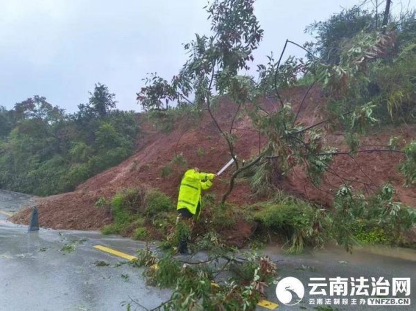 红河配资 红河州多地遭遇强降雨交警以雨为令守护路畅人安